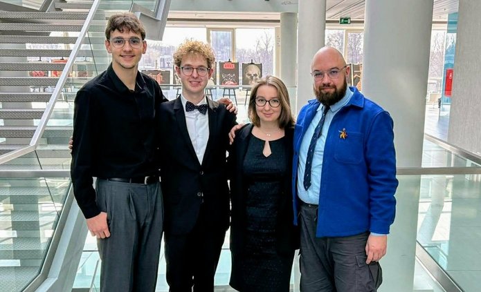 cztery osoby studenckie na tle klatki schodowej